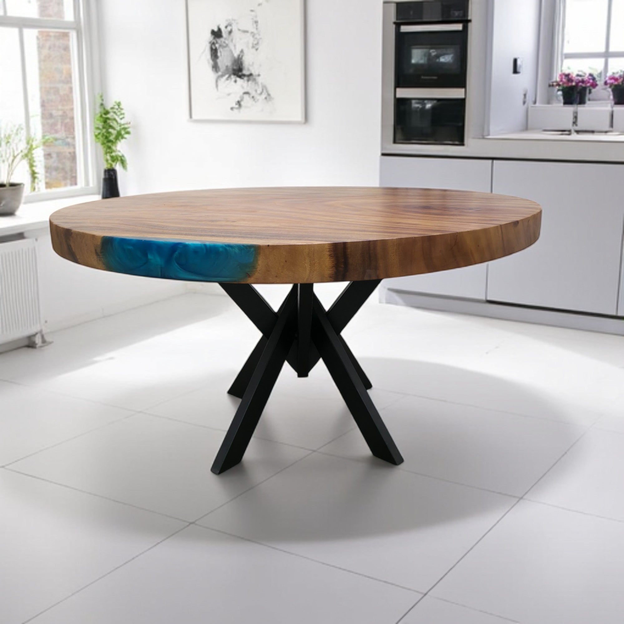 Tavolo da pranzo rotondo in noce indiano orientale con bordo vivo in resina blu da 136 cm