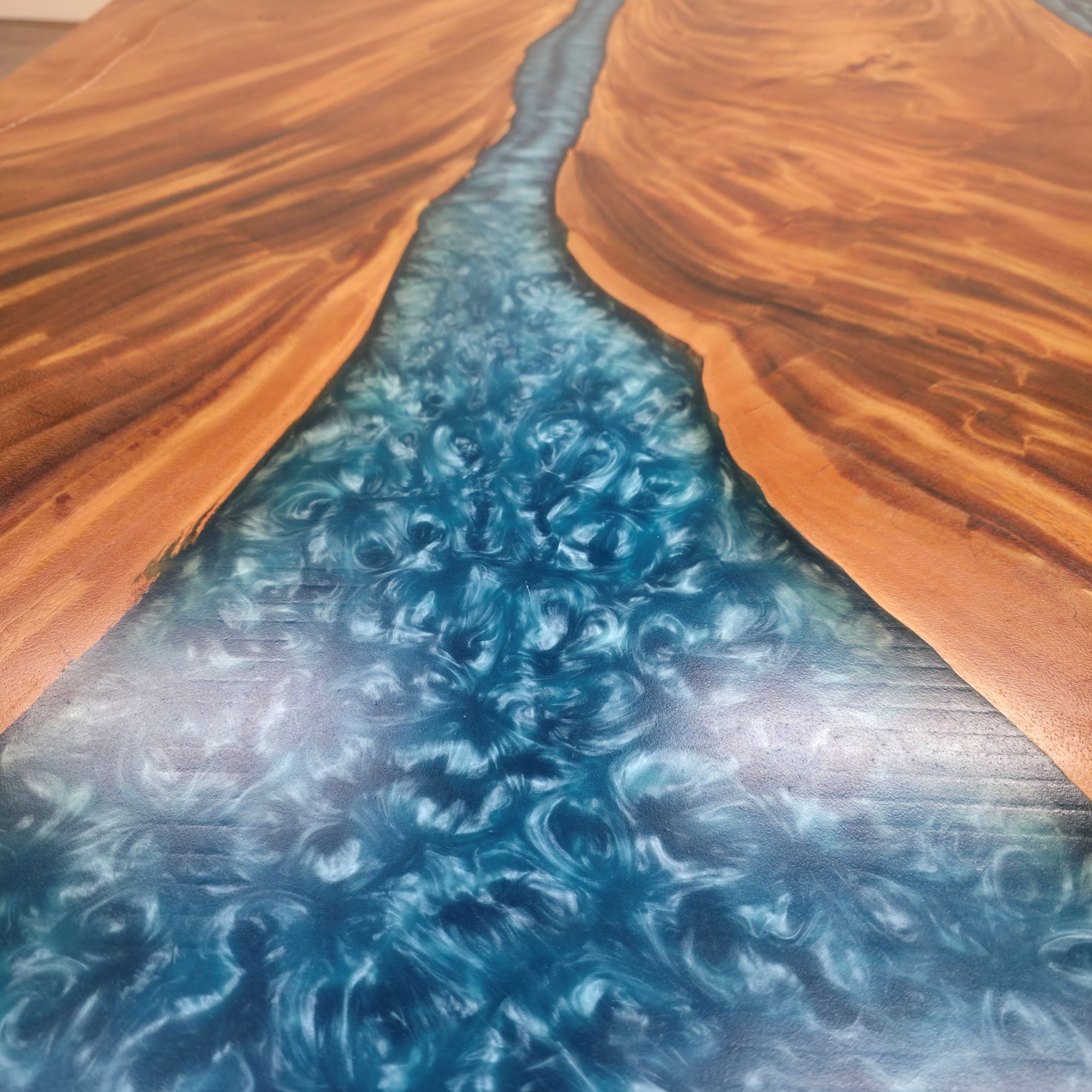 Tavolo da pranzo 210cm x 145cm in noce indiano orientale con bordo vivo e resina blu