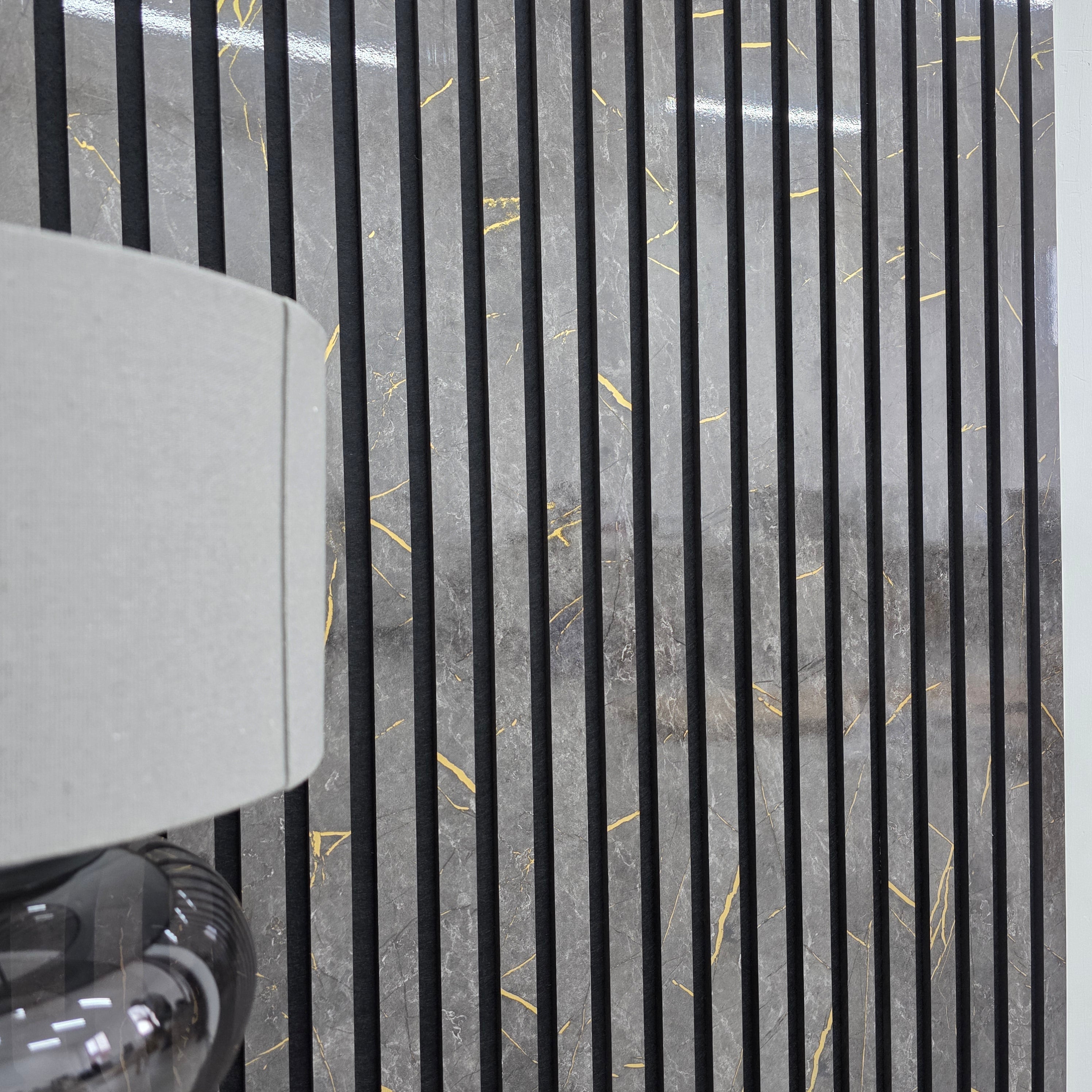 Pannello murale acustico a listelli 240 cm x 60 cm effetto Marmo Nero e Oro