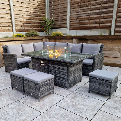 Divano angolare e sgabelli da giardino in rattan Windsor con braciere