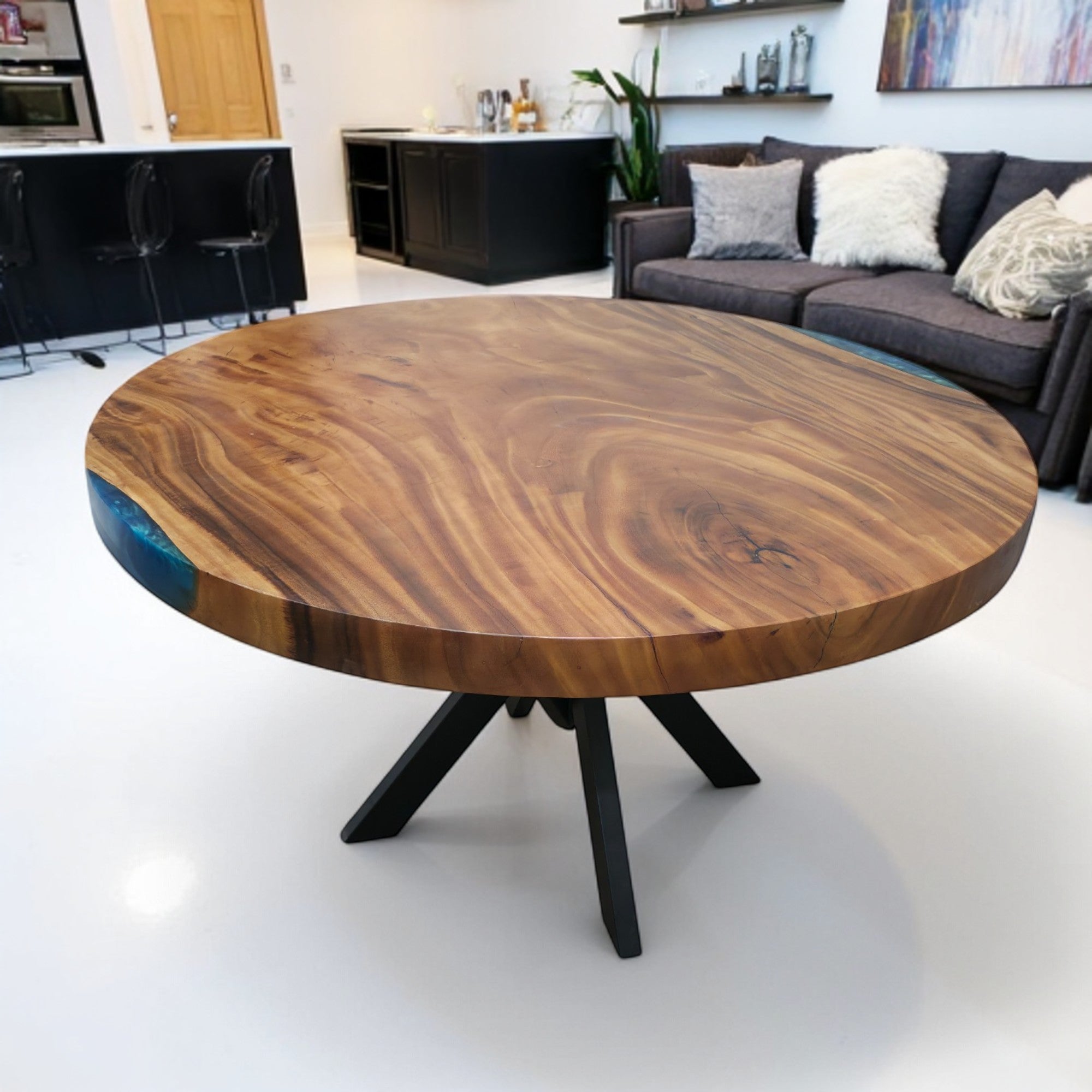 Tavolo da pranzo rotondo in noce indiano orientale con bordo vivo in resina blu da 136 cm