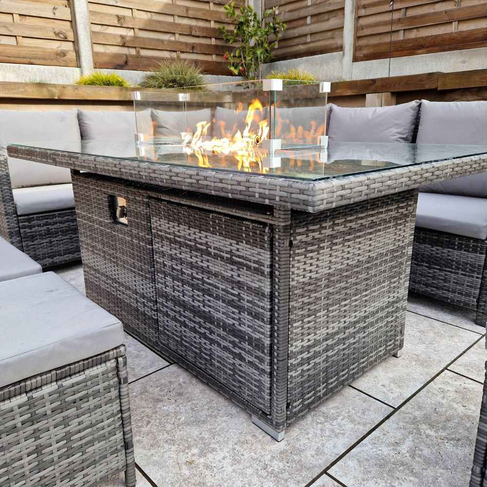 Divano angolare e sgabelli da giardino in rattan Windsor con braciere
