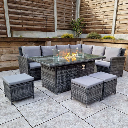 Divano angolare e sgabelli da giardino in rattan Windsor con braciere