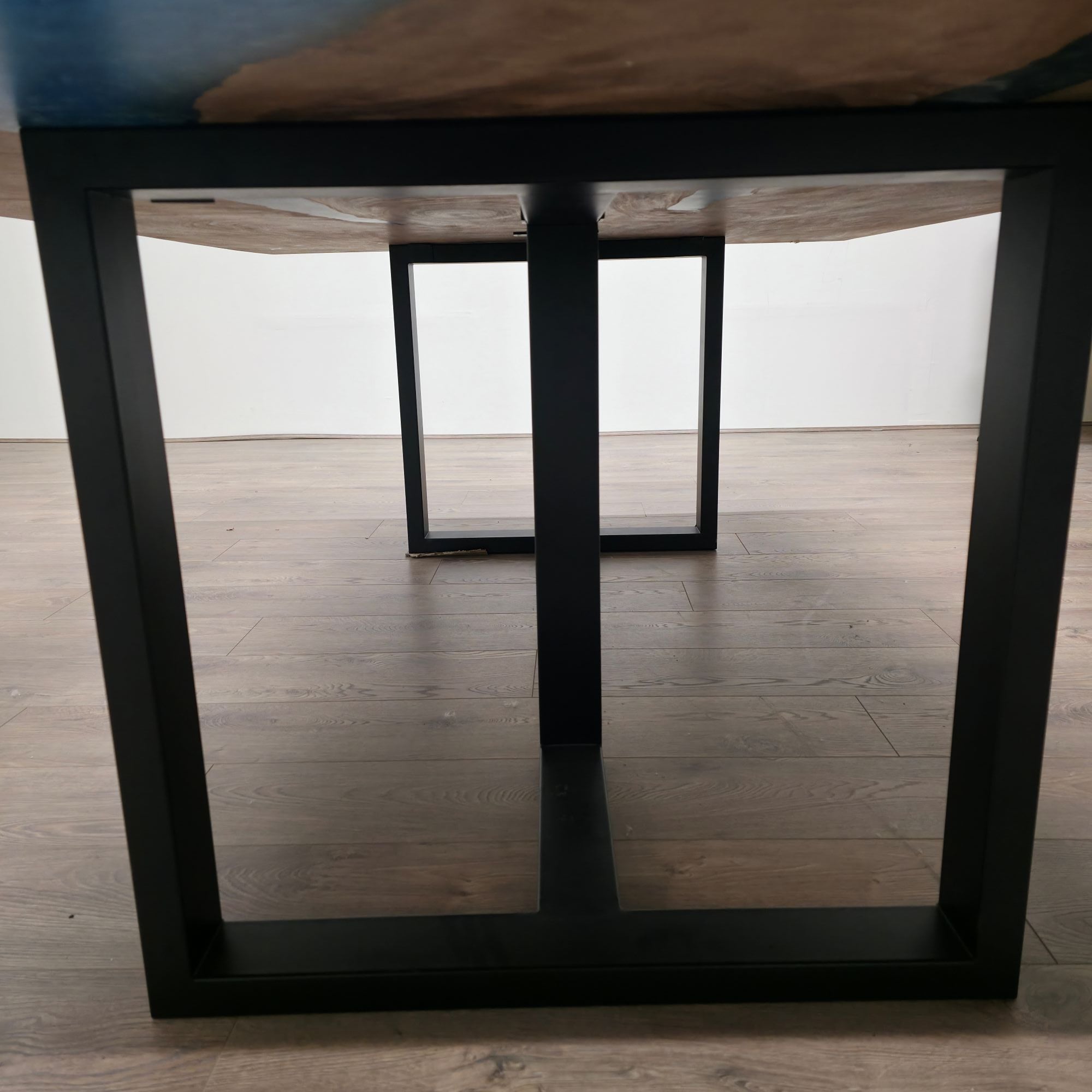 Tavolo da pranzo 210cm x 145cm in noce indiano orientale con bordo vivo e resina blu