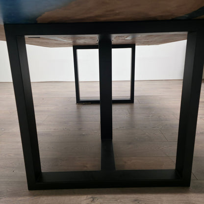 Tavolo da pranzo 210cm x 145cm in noce indiano orientale con bordo vivo e resina blu